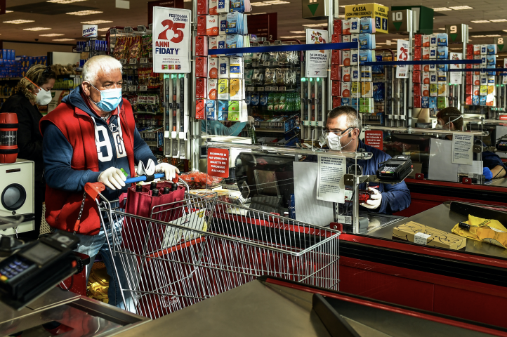 Supermarché à Milan - Miguel MEDINA / AFP