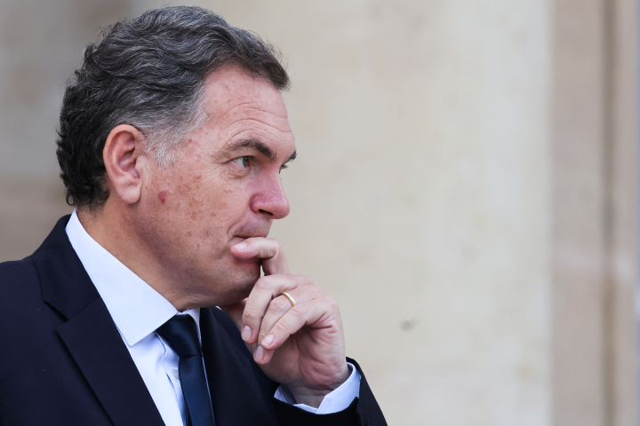 Le ministre français des Transports, Philippe Tabarot, quitte le palais de l'Élysée à Paris après la réunion hebdomadaire du Conseil des ministres, le 16 septembre 2026. (Photo : Ludovic MARIN / AFP)