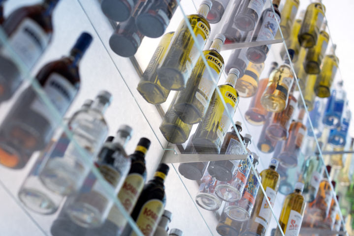 Cette photographie montre différentes bouteilles de boissons alcoolisées commercialisées par la société française de spiritueux et de vins Pernod-Ricard, à son siège parisien le 28 janvier 2025. (Photo : JOEL SAGET / AFP)