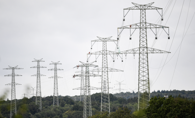 Lignes à haute tension. THOMAS KIENZLE / AFP