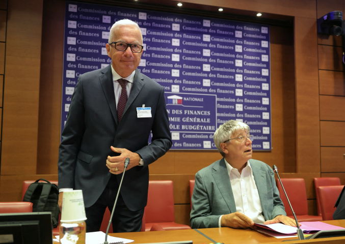 Alain le grix de la salle, président d'Arcelor Mittal France et Eric Coquerel, président de la commission des finances de l'assemblée nationale. (Photo by Thomas SAMSON / AFP)