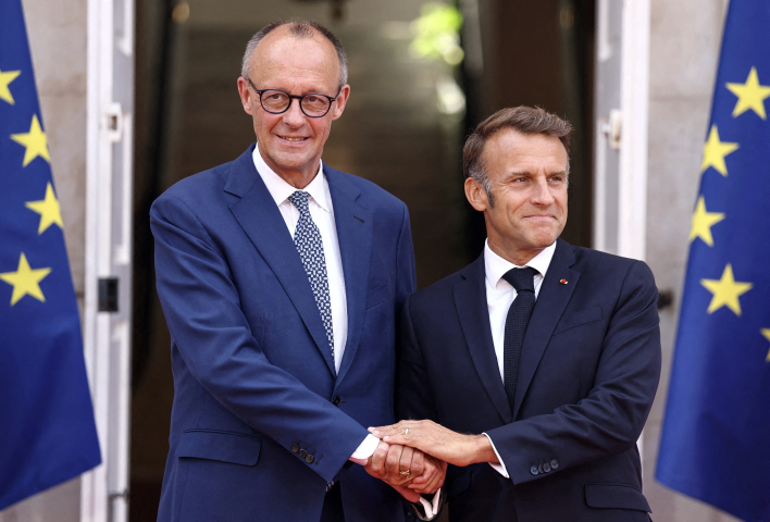 Friedrich Merz, chancelier fédéral d'Allemagne et Emmanuel Macron, président de la République - Manon Cruz / REUTERS / AFP