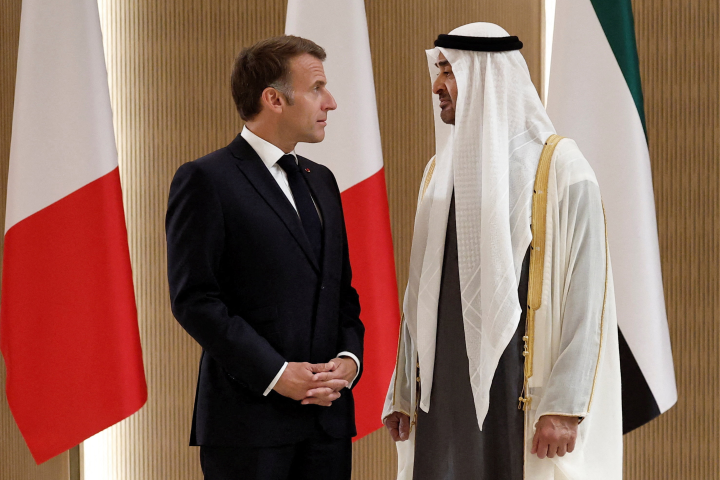 Le président des Émirats arabes unis, Cheikh Mohamed ben Zayed Al Nahyan (à droite), reçoit le président français Emmanuel Macron (à gauche) à l'aéroport international d'Abu Dhabi le 19 octobre 2026. Crédits : AFP