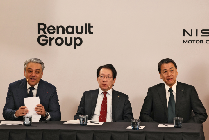 Luca De Meo, le directeur général de Renault avec ses homologues de chez Mitsubishi et Nissan Takao Kato et Uchida Take - Photo by Alain JOCARD / AFP