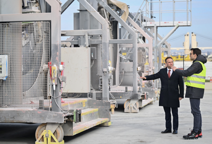 Marc Ferracci, ministre de l’Industrie et de l’Énergie de France, en visite sur un site industriel il y a quelques semaines. Photo by Lou BENOIST / AFP