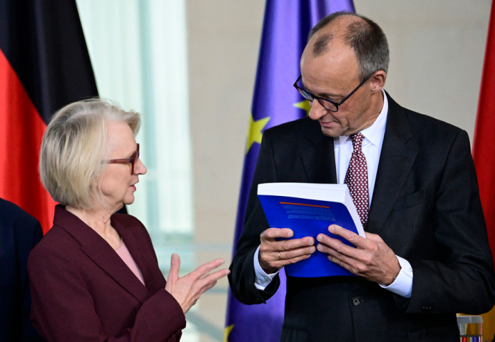 Monika Schnitzer, présidente du conseil des experts économiques allemands et Friedrich Merz, chancelier fédéral d'Allemagne - Tobias SCHWARZ / AFP