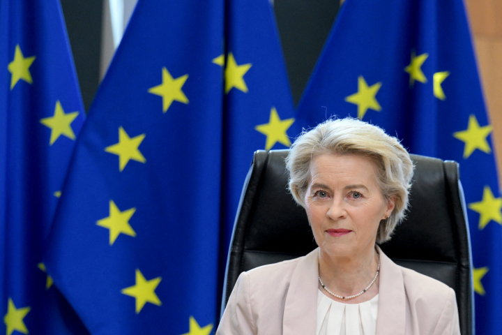 La présidente de la Commission européenne, Ursula von der Leyen, se prépare à une réunion de « dialogue stratégique » avec les constructeurs automobiles au siège de la Commission européenne à Bruxelles, le 3 mars 2025. (Photo de Nicolas TUCAT / AFP)