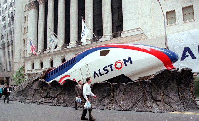 Photo prise lors de l'introduction en Bourse d'Alstom à New York en 1998 (Photo by JON LEVY / AFP)
