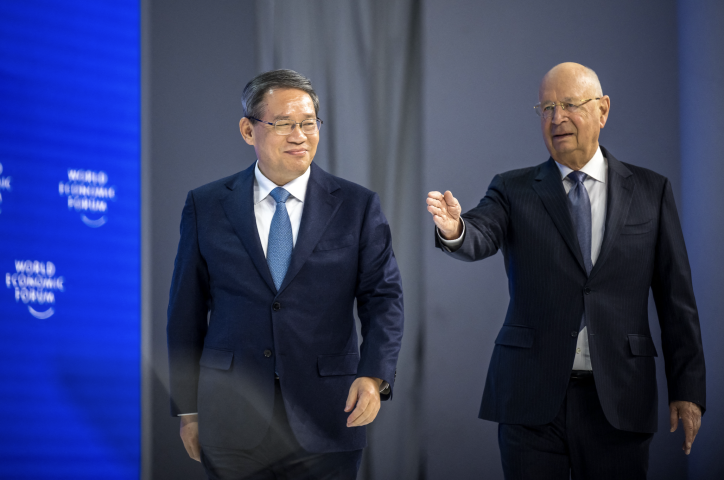 Le premier ministre chinois Li Qiang (à gauche) suivi du fondateur et président exécutif du Forum économique mondial (WEF), Klaus Schwab, arrivent sur scène lors de la dernière réunion annuelle du Forum économique mondial (WEF). Fabrice COFFRINI / AFP