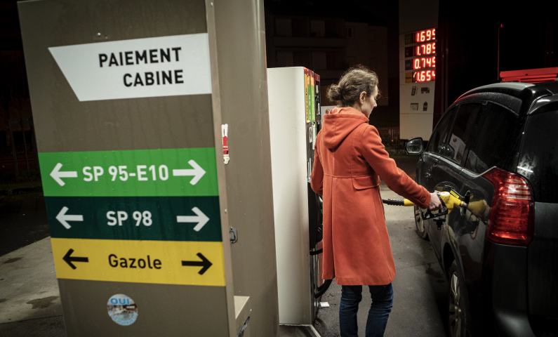 Station essence en Bretagne. Jean Claude MOSCHETTI/REA