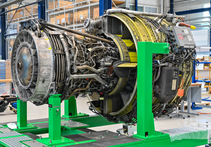 Moteur CFM56 en maintenance. (Photo by PATRICK PLEUL / dpa-Zentralbild / dpa Picture-Alliance via AFP)