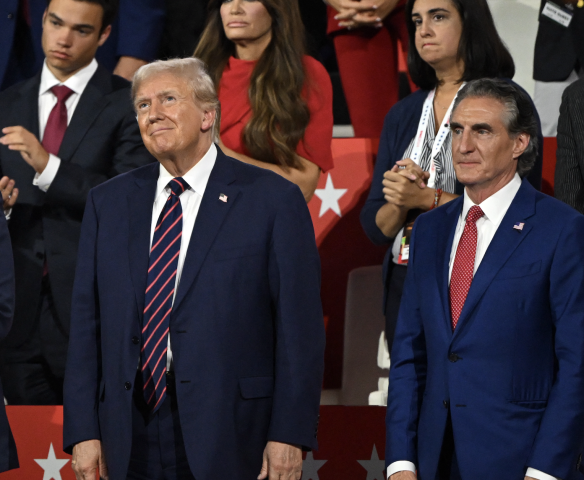 Donald Trump futur président des États-Unis aux côtés de Doug Burgum qu'il a choisi comme ministre de l'Intérieur.  Photo by LEON NEAL / GETTY IMAGES NORTH AMERICA / Getty Images via AFP