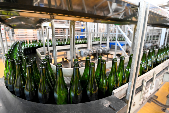 Recyclage du verre (Photo by Sylvain THOMAS / AFP)