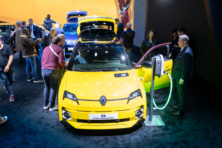 Les véhicules électriques européens et français sont soumis à une rude concurrence. Photo by Stéphane Mouchmouche / Hans Lucas / Hans Lucas via AFP)