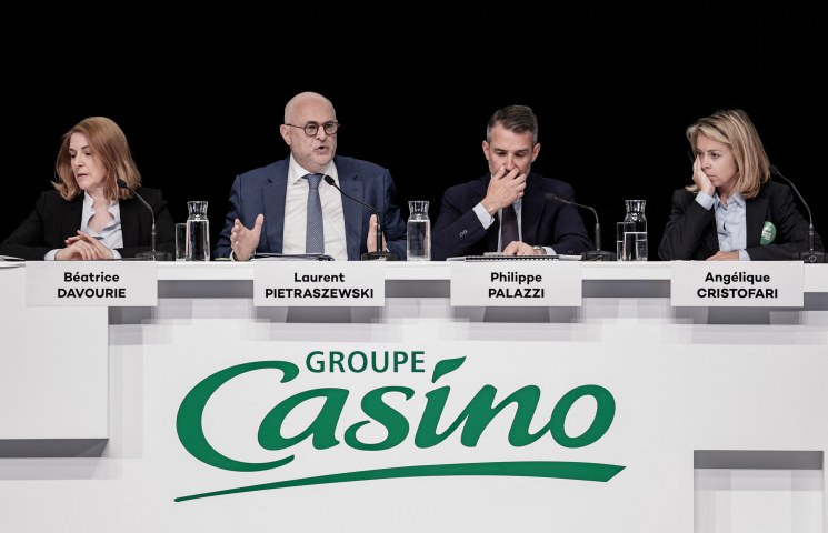 De gauche à droite, Béatrice Davourie, conseillère générale du groupe Casino, Laurent Pietraszewski, président-directeur général, Philippe Palazzi, directeur général, et Angélique Cristofari, directrice financière - Photo by STEPHANE DE SAKUTIN / AFP