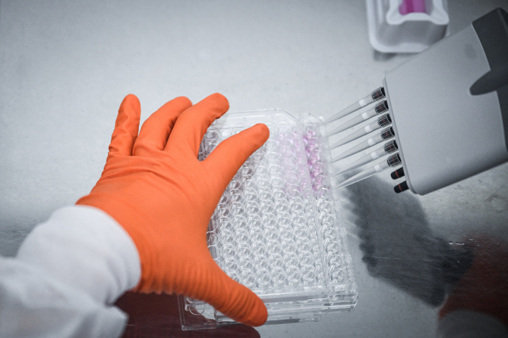 La santé, moteur d’investissements, face à une concentration accrue des capitaux (Photo by Ben STANSALL / AFP)