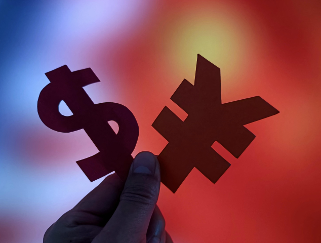 Le dollar perd quelque peu du terrain. Photo by Guo Dexin / CFoto / CFOTO via AFP