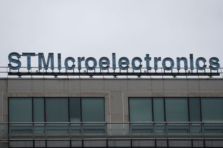 STMicroelectronics amorce son redressement, mais la visibilité reste limitée (Photo by ERIC PIERMONT / AFP)