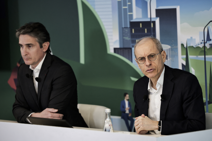 Patrice Caine, le président-directeur général de Thales (à gauche), et Pascal Bouchiat (Photo by STEPHANE DE SAKUTIN / AFP)