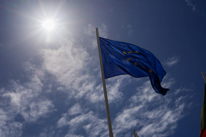 Le drapeau de l'Union européenne flotte à Lisbonne, au Portugal, le 26 août 2026. (Photo de Luis Boza/NurPhoto) (Photo de Luis Boza / NurPhoto / NurPhoto via AFP)