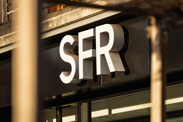 FRANCE-SFR-TELECOM-OPERATORS-SIGN-TELEPHONY