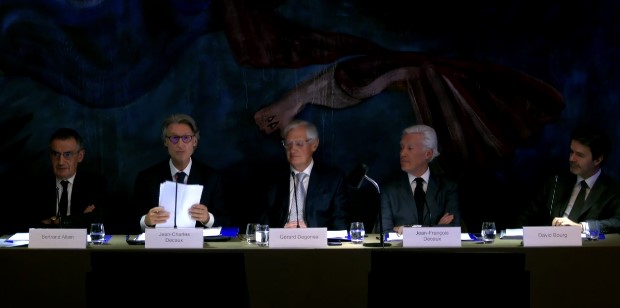 De gauche à droite : Bertrand Allain, directeur juridique, Jean-Charles Decaux, président du directoire et co-directeur général, Gérard Degonse, président du conseil de surveillance, Jean-François Decaux, co-directeur général et David Bourg, directeur administratif et financier. Crédits : assemblée générale de JCDecaux