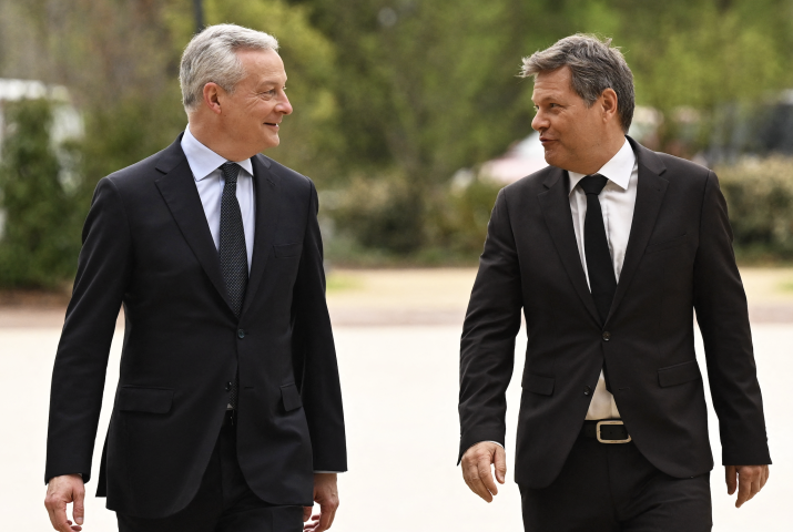 Bruno Le Maire (à gauche), ministre de l'Économie, et Robert Habeck (à droite), son homologue allemand .  Bertrand GUAY / AFP
