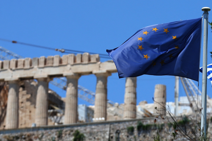 Drapeau européen devant le Parthénon. Photo par CHRISTOPHER FURLONG / GETTY IMAGES EUROPE / GETTY IMAGES VIA AFP