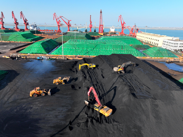 Busy coal transportation in Lianyungang