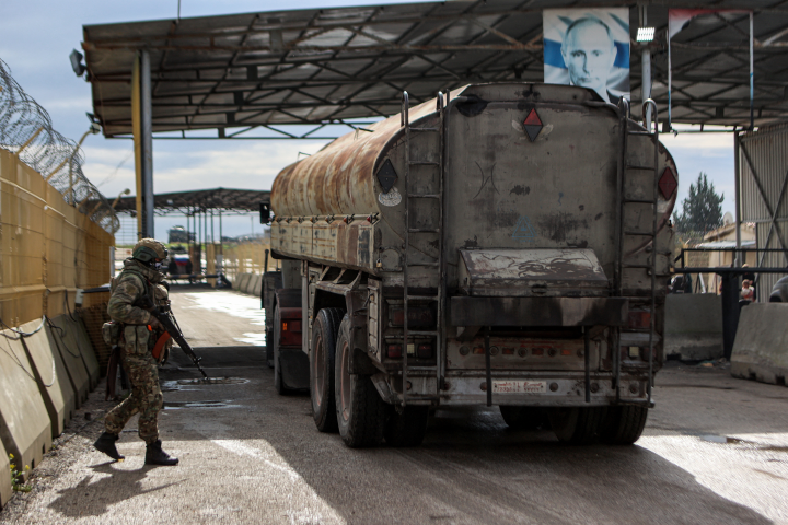 Camion citerne à l'entrée d'une base de l'armée russe. Photo by AAREF WATAD / AFP