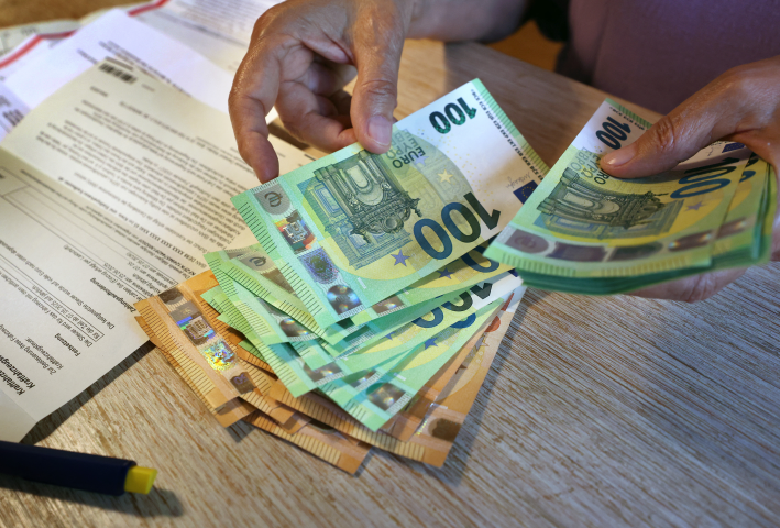 Factures et billets. Photo par KARL-JOSEF HILDENBRAND / DPA / DPA PICTURE-ALLIANCE VIA AFP