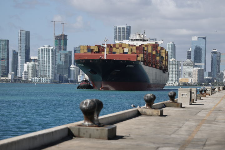 Containers. Photo par JOE RAEDLE / GETTY IMAGES NORTH AMERICA / GETTY IMAGES VIA AFP