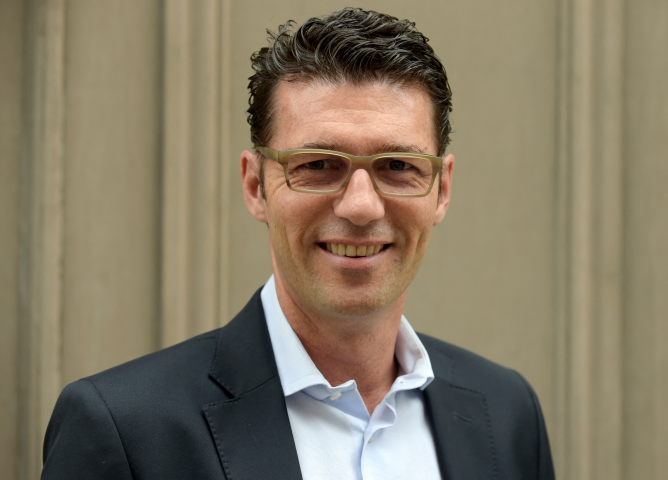 David Loew, directeur général de Ipsen (Photo by ERIC PIERMONT / AFP)