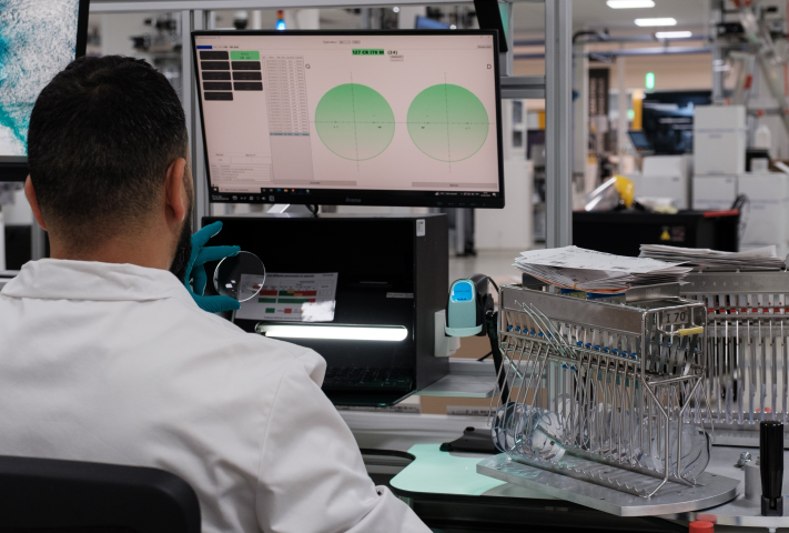 Contrôle de la qualité des verres optiques dans le nouveau laboratoire d'EssilorLuxottica - ©2025devarax