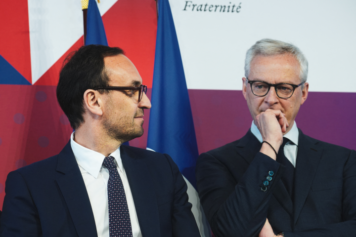 Thomas Cazenave, ministre démissionnaire délégué aux Comptes publics et Bruno Le Maire, ministre démissionnaire de l'Economie et des Finances - DANIEL DORKO  / Hans Lucas / Hans Lucas via AFP
