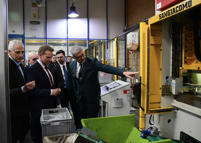 Marc Ferracci, ministre de l'Industrie et de l'Énergie, en visite sur un site industriel. Photo by Romain Doucelin / NurPhoto / NurPhoto via AFP