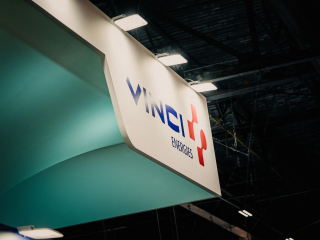 Illustration d'un logo portant l'inscription « Vinci Energies » lors du premier jour du Salon mondial du nucléaire WNE 2025 au Parc des Expositions de Paris Nord Villepinte à Villepinte, en France, le 4 novembre 2025. (Photo : Bastien Ohier / Hans Lucas / Hans Lucas via AFP)