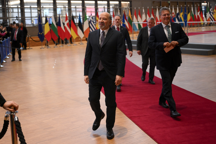 Howard Lutnick, secrétaire américain au Commerce  et Maros Sefcovic, commissaire européen au Commerce (Photo by Nicolas TUCAT / AFP)