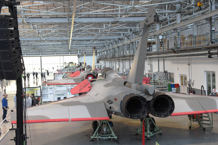 Des avions de combat Rafale de Dassault Aviation sur une chaîne de montage à Mérignac, dans le sud-ouest de la Francet - Photo by MEHDI FEDOUACH / AFP