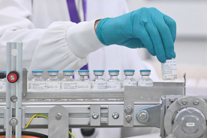 Cette photographie montre des flacons sur une chaîne de production lors d'une visite de presse sur le site industriel du groupe pharmaceutique français Sanofi à Montpellier, dans le sud de la France, le 16 juin 2026. (Photo de Sylvain THOMAS / AFP)