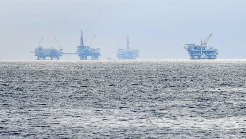 Plateformes pétrolières au large de la Californie. Photo by Frederic J. BROWN / AFP