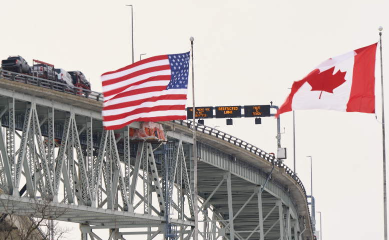 Drapeau américain et canadien. Photo by Geoff Robins / AFP