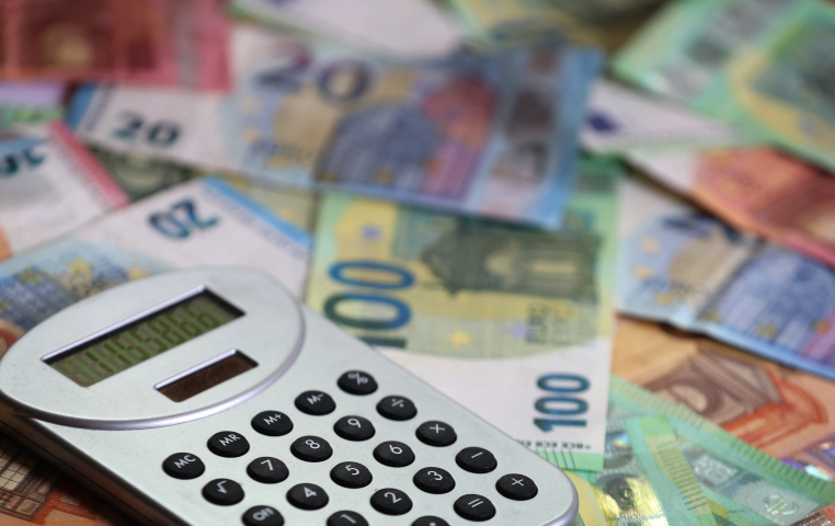 Billets de banque (Photo by KARL-JOSEF HILDENBRAND / dpa Picture-Alliance via AFP)