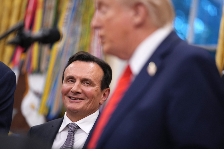 Un rapprochement avec Bristol Myers Squibb renforcerait considérablement le poids d’AstraZeneca aux États-Unis, marché clé pour son directeur général Pascal Soriot. (Photo by Andrew Harnik / GETTY IMAGES NORTH AMERICA / Getty Images via AFP)