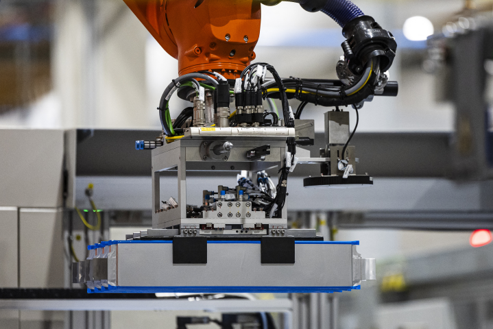 Le 13 novembre 2025, un robot transporte un module de batterie électrique dans l'usine AESC (Automotive Energy Supply Corporation), fabricant de batteries lithium-ion pour véhicules électriques, à Lambres-lez-Douai, dans le nord de la France. Crédits : Photo par AFP