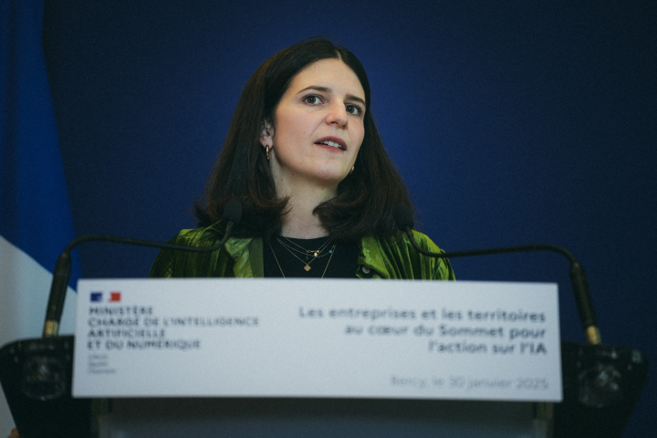 Clara Chappaz, ministre déléguée de l'IA et du Numérique en conférence de presse à Bercy (Photo by Daniel Dorko / Hans Lucas / Hans Lucas via AFP)