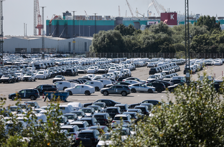 Automobiles allemandes attendant d'être expédiées. Photo by FOCKE STRANGMANN / GETTY IMAGES EUROPE / Getty Images via AFP