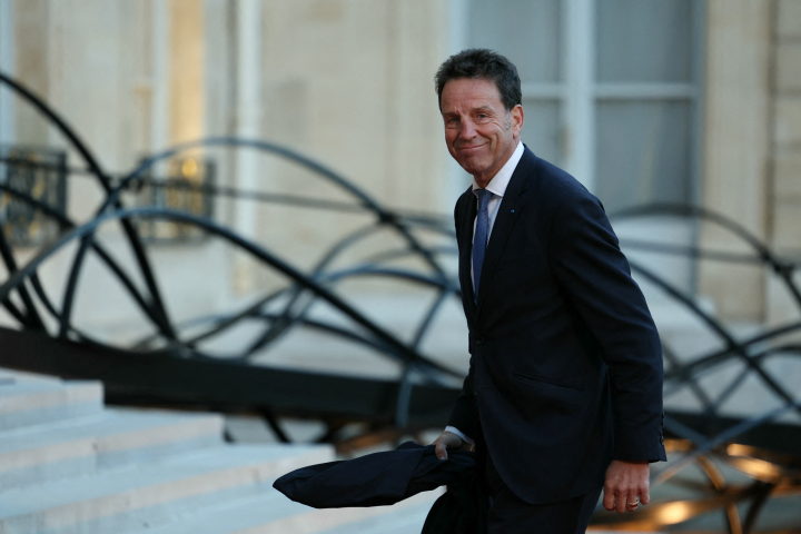 Geoffroy Roux de Bézieux arrivant à l'Elysée le 4 octobre 2024.  (Photo by Thomas SAMSON / AFP)