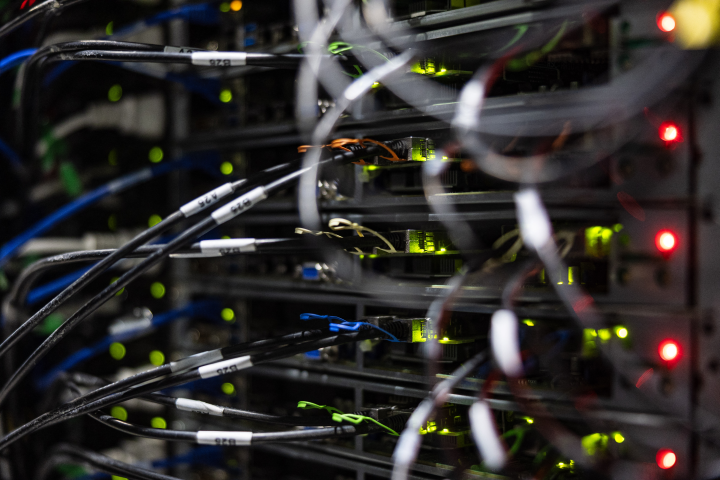 Cette photographie montre des serveurs à l'intérieur du centre de données de la société française OVHcloud à Roubaix, dans le nord de la France, le 3 avril 2025. (Photo de Sameer Al-DOUMY / AFP)