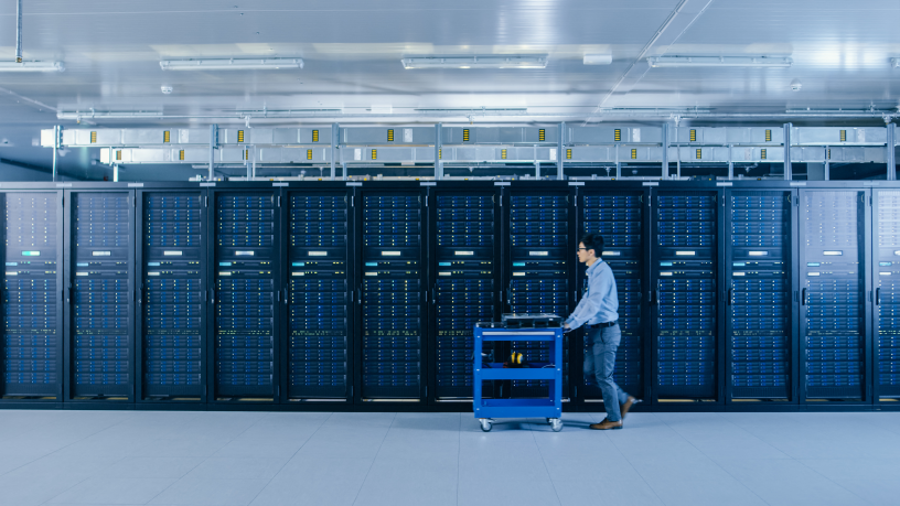 L’essor de l’intelligence artificielle accroît les besoins en data centers, mais aussi en électricité et en réseaux. (Photo by GORODENKOFF PRODUCTIONS/SCIENCE / GPR / Science Photo Library via AFP)